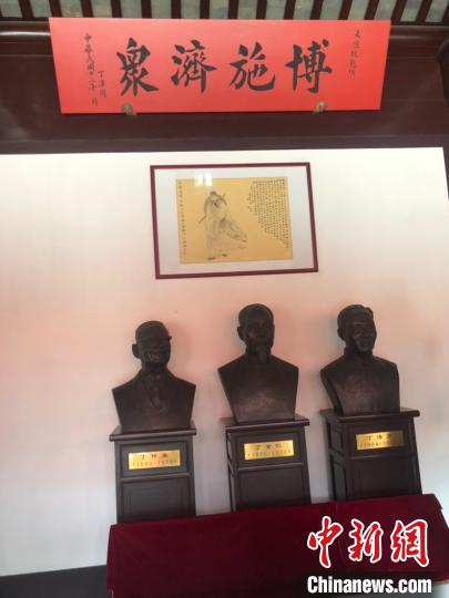 孟河医派代表人物丁甘仁故居雕像。　唐娟 摄