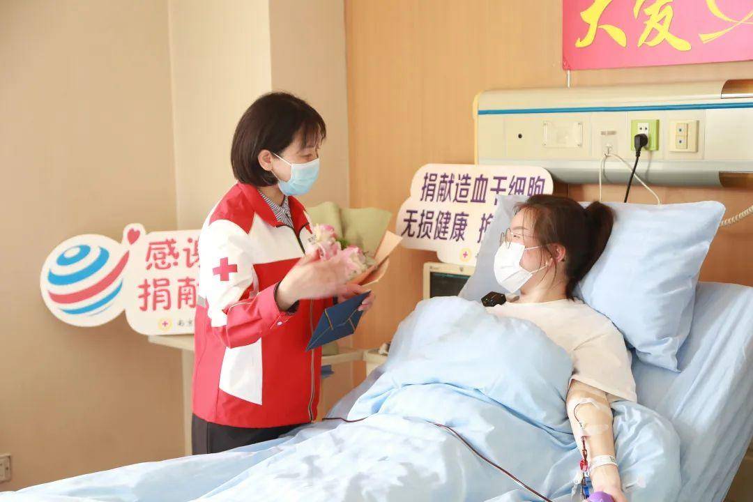 二次捐献后，患者家长委托红十字会工作人员向余同学送来感谢信。
