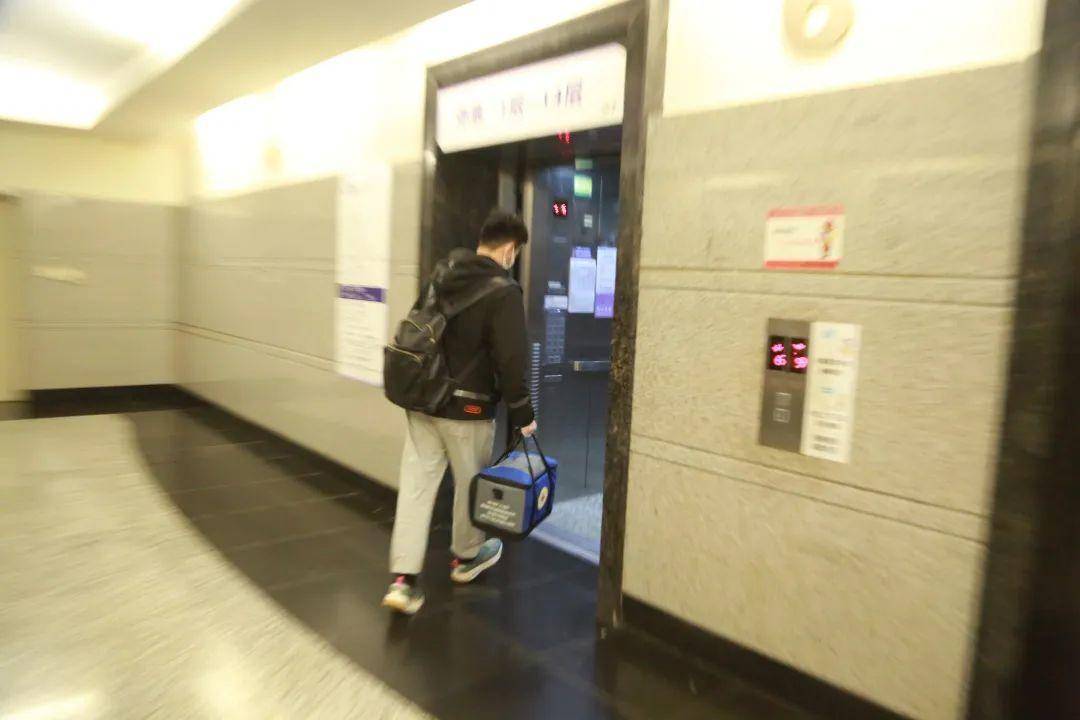 余同学写给患者小朋友的信和她捐献的淋巴细胞一并由专人送往受捐者所在地。