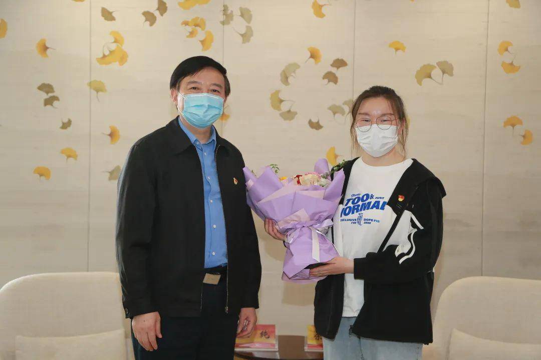 党委书记程纯专程为余同送行。