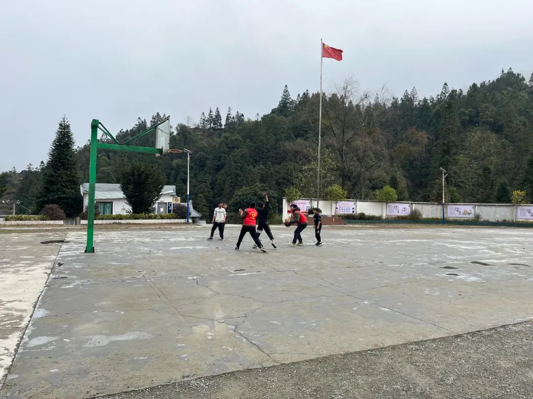 志愿者带领学生们一起打篮球