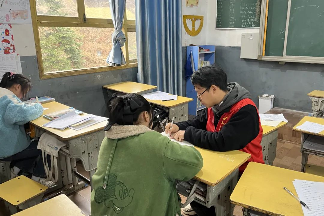 朱尊义给学生辅导作业