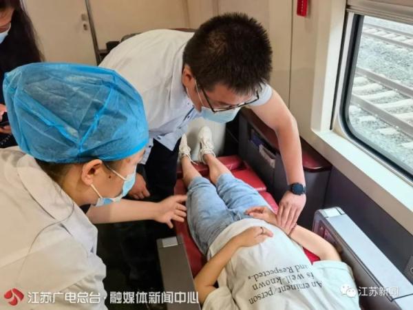 孕妇高铁上突发腹痛！他拿着一包针赶了过去……