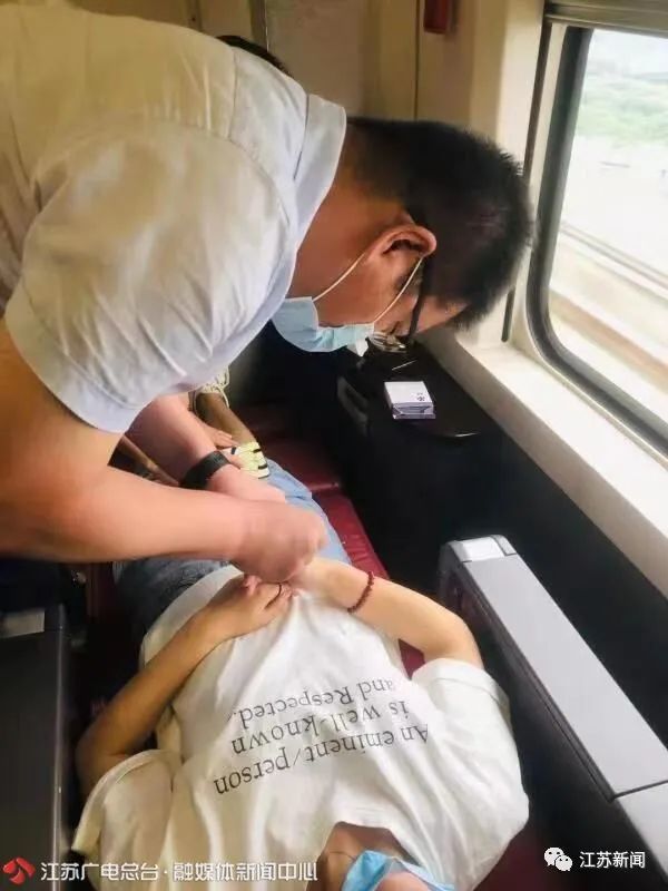 孕妇高铁上突发腹痛！他拿着一包针赶了过去……