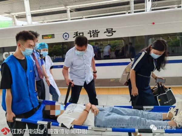 孕妇高铁上突发腹痛！他拿着一包针赶了过去……