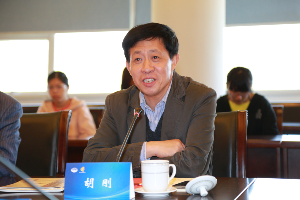 胡刚校长在捐赠仪式上发表讲话