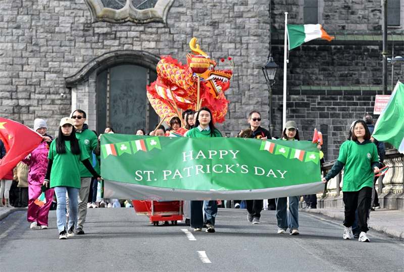1、3月17日是爱尔兰一年一度的圣帕特里克节，高威大学孔子学院组建方队加入了当地的庆祝行列展示中国传统文化。高威大学孔子学院供图