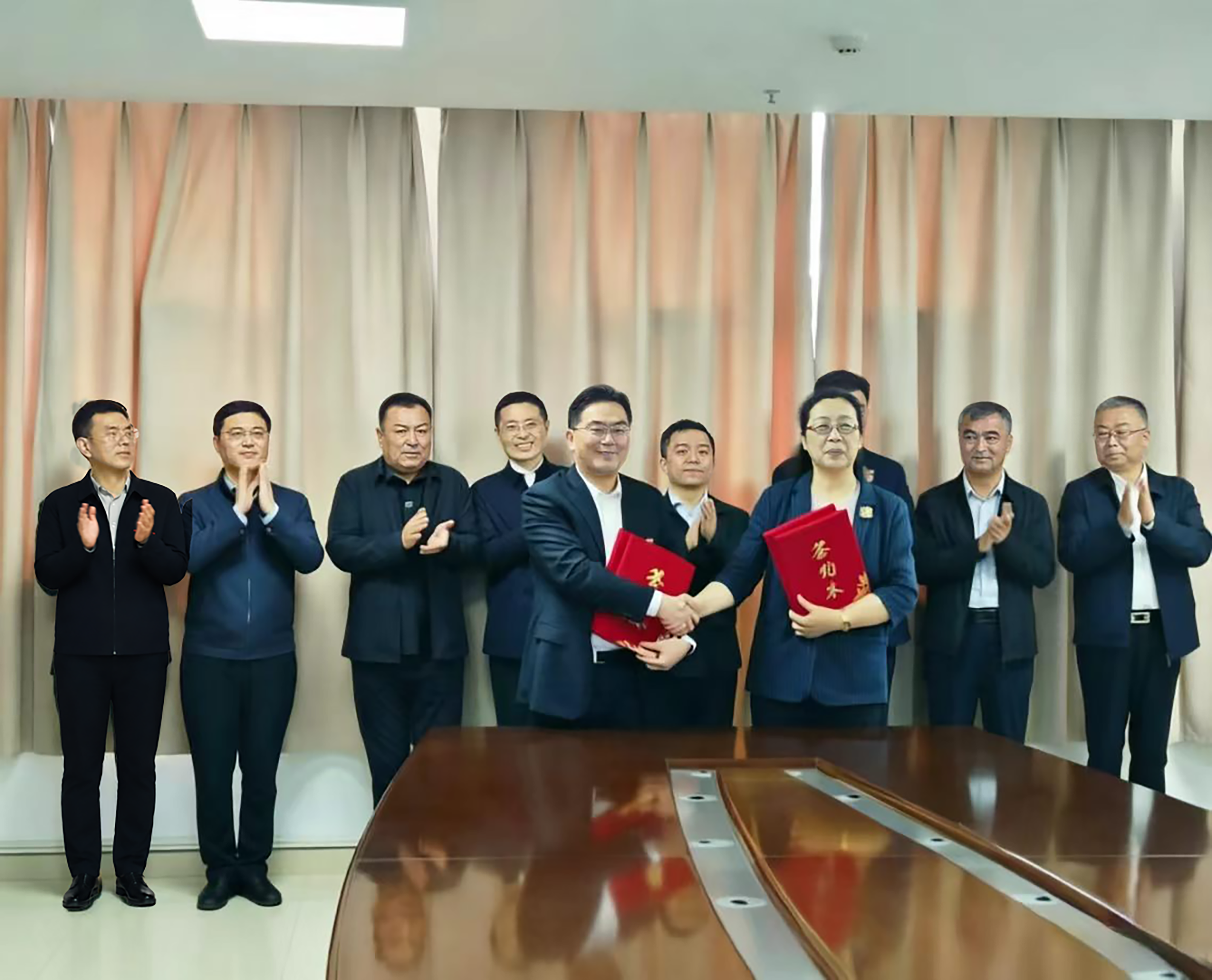 自治州副州长刘庆华与党委常委、副校长周恩超签订《伊犁哈萨克自治州人民政府南京中医药大学战略合作协议》
