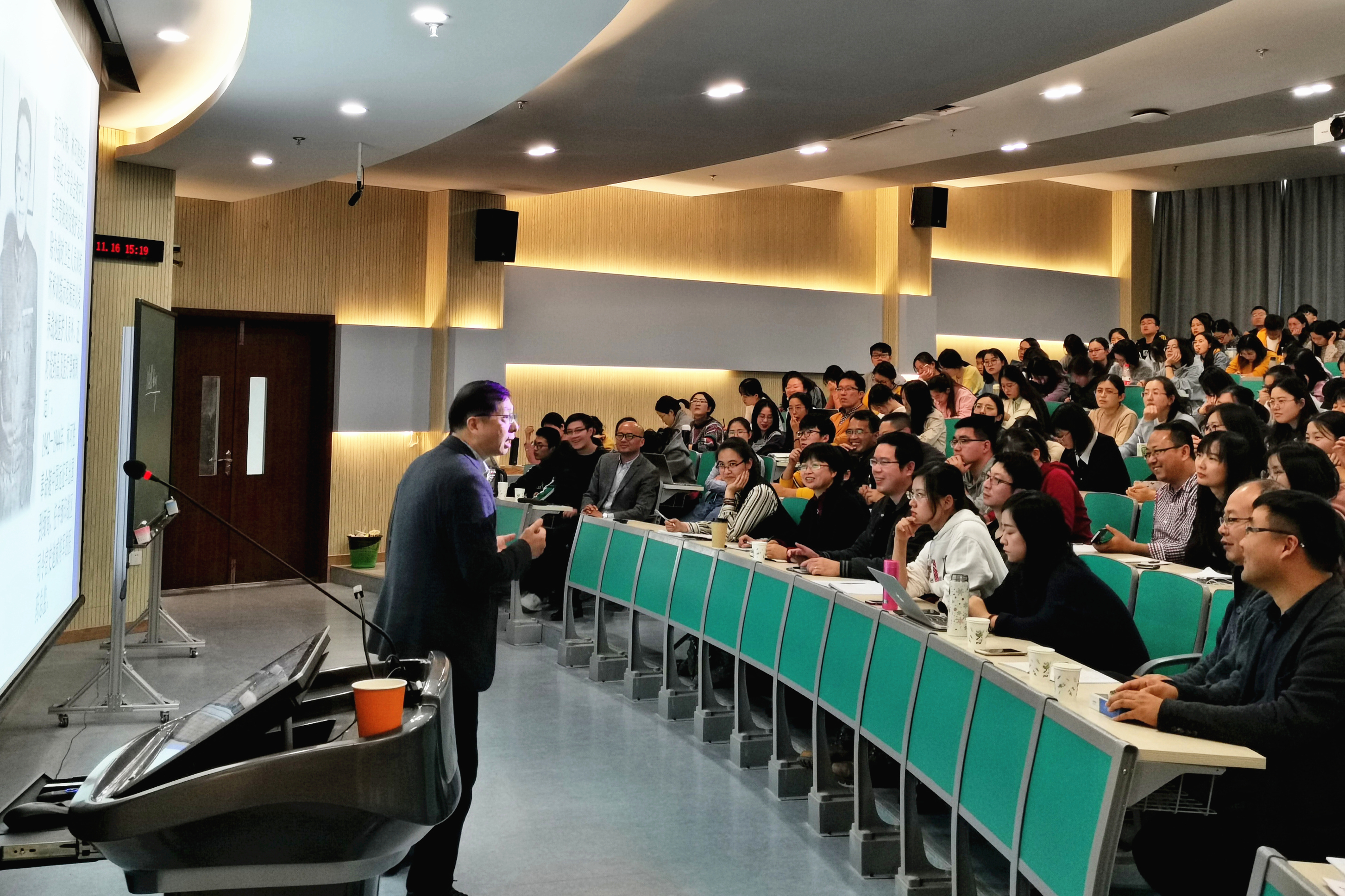 北京大学张大庆教授应邀来我校作专题讲座