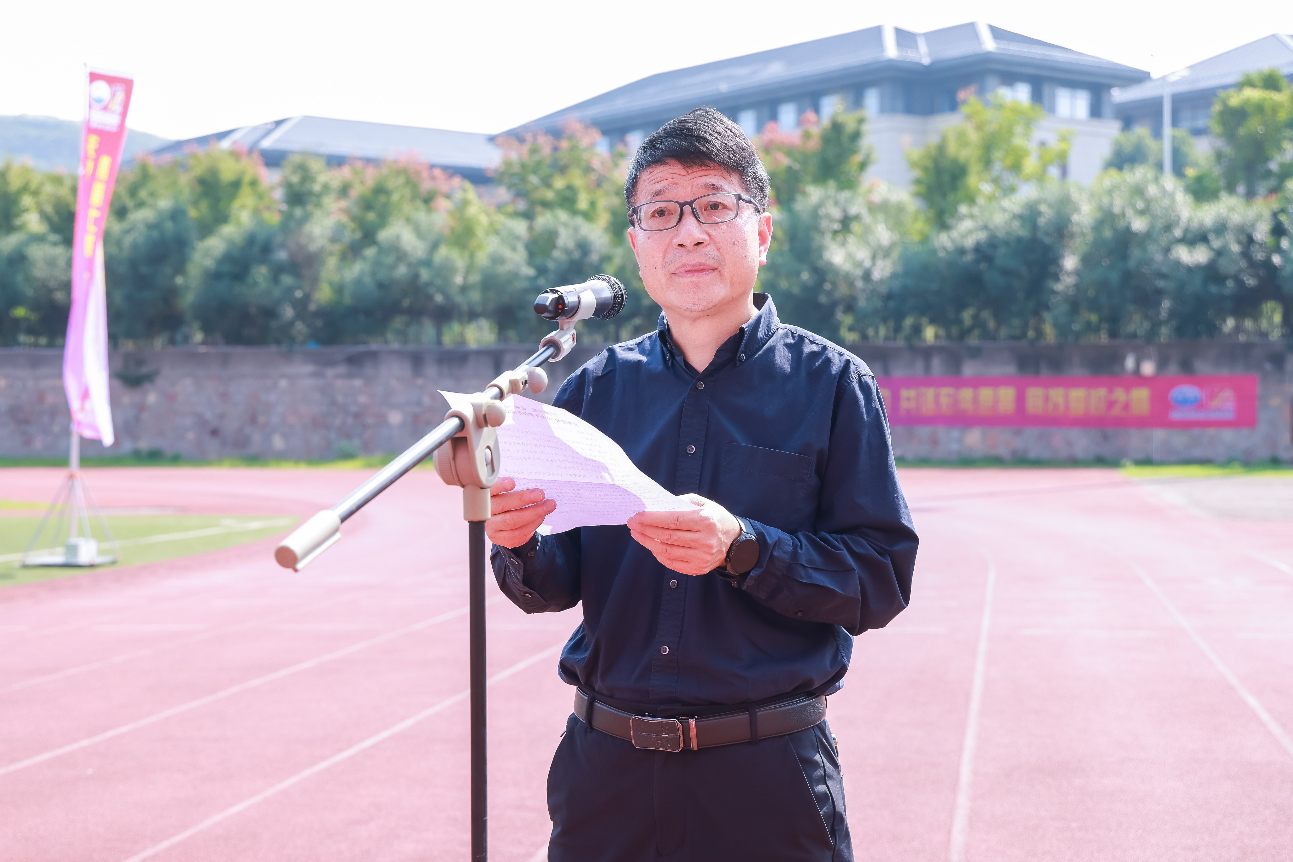 我校举行“传薪七秩 奋进一流”庆祝建校70周年健步行活动