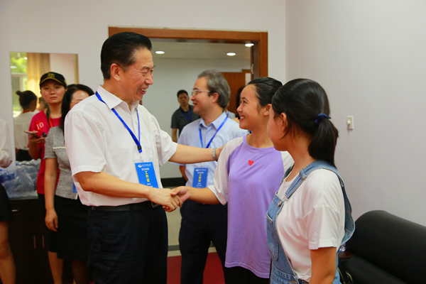 校党委陈涤平书记与"瑞华春雨助学金"获得新生亲切交流