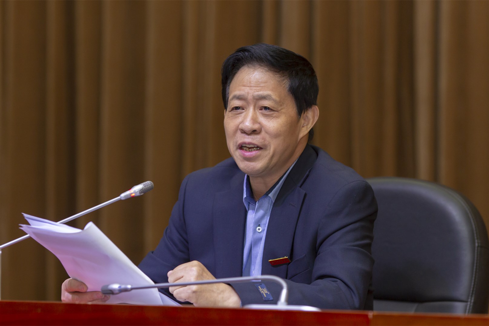 胡刚校长作2019年度行政领导班子述职报告和个人述职述德述廉报告