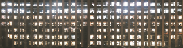 夜幕下，南京的一处考研暑期集训营灯火通明，1000多名大学生在这里“弯道超车”。