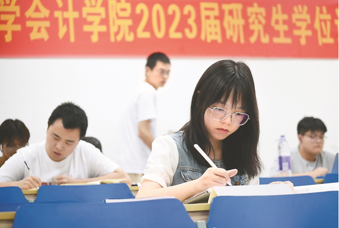 南京财经大学的钱颖婷选择留校为考研作准备，学校暑期开辟了图书馆、教室、食堂、超市绿色通道，留校学习、生活保障一应俱全。