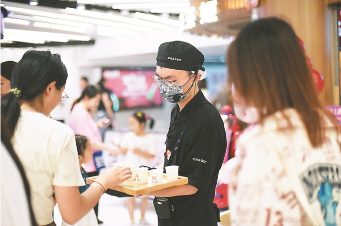 建筑工程专业的张同学在南京新街口一家奶茶店打工，22元一小时，他每天把工作时长拉满，为即将毕业后的考研储备一些“余粮”。